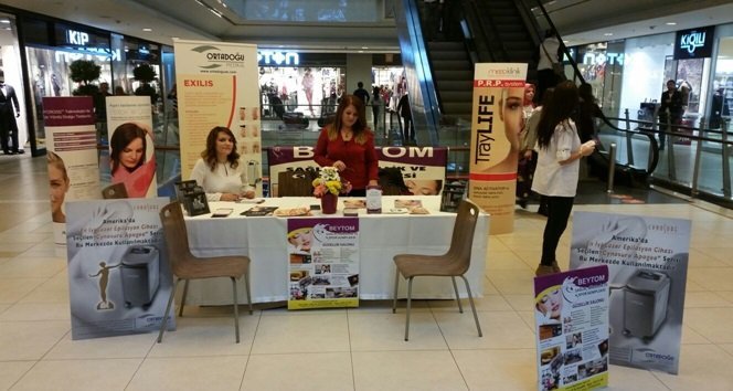 ALIŞVERİŞ MERKEZİNDE GÜZELLİK STANDI