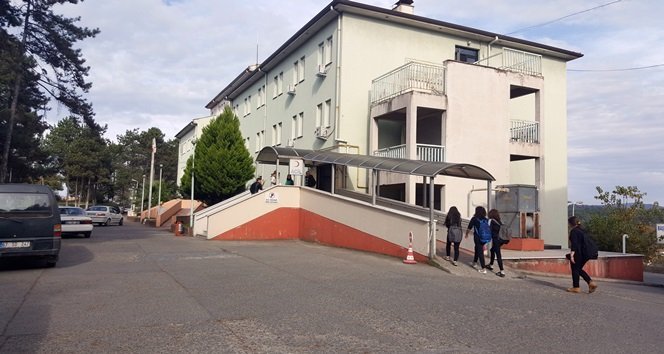 ZONGULDAK'IN ALAPLI İLÇESİNDE 7 ORTAOKUL ÖĞRENCİSİ GIDA ZEHİRLENMESİ ŞÜPHESİYLE HASTANEYE KALDIRILDI. ÖĞRENCİLERİN, ÖĞRETMENLER GÜNÜ'NDE ÖĞRETMENLERİNE SÜRPRİZ YAPMAK İÇİN ALDIKLARI PASTADAN ZEHİRLENDİKLERİ ÖNE SÜRÜLDÜ. (ERTUĞRUL YÜKSEL/ZONGULDAK-İHA)