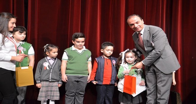 BEÜ REKTÖR YARDIMCISI PROF. DR. AHMET ALTIN ÖĞRENCİLERE HEDİYELERİNİ VERDİ (SERTAÇ ÖZDEMİR/ZONGULDAK-İHA)