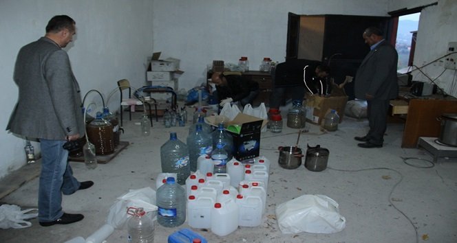 KDZ. EREĞLİ İLÇE EMNİYET MÜDÜRLÜĞÜ EKİPLERİ BORU PROFİL FABRİKASI İÇERİSİNDEKİ DEPODA SAHTE RAKI İMALATHANESİ OLDUĞUNU TESPİT EDİP BASKIN DÜZENLEDİ. (VEDAT KILIÇ/ZONGULDAK-İHA)