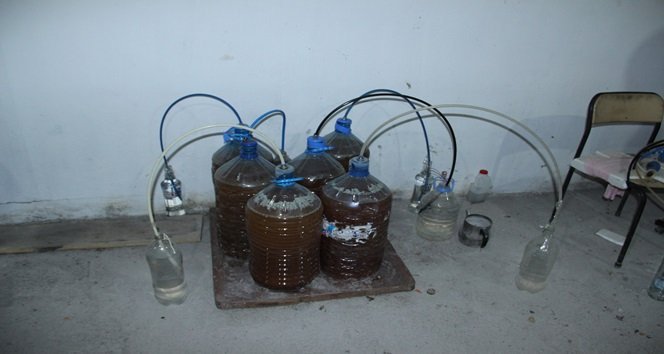 ZANLILARIN KURDUKLARI DÜZENEKLERLE SAHTE RAKI ÜRETİP PİYASAYA SÜRDÜKLERİ ÖĞRENİLDİ. (VEDAT KILIÇ/ZONGULDAK-İHA)