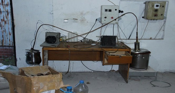 ZANLILARIN FARKLI DÜZENEKLERLE ÜRETTİKLERİ RAKILARI BOŞ ŞİŞELERE DOLDURUP PİYASAYA SÜRDÜKLERİ ÖĞRENİLDİ. (VEDAT KILIÇ/ZONGULDAK-İHA)