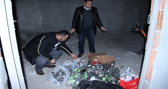 POLİS EKİPLERİ DEPO İÇERİSİNDE BULDUKLARI ÇOK SAYIDA BOŞ RAKI ŞİŞESİNE EL KOYDU. (VEDAT KILIÇ/ZONGULDAK-İHA)
