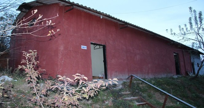 POLİS EKİPLERİ DEPO ETRAFINDA BULUNAN GÜVENLİK KAMERA KAYITLARINA EL KOYDU. (VEDAT KILIÇ/ZONGULDAK-İHA)