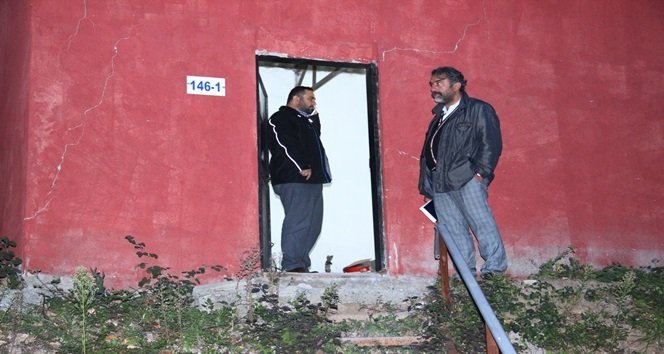 KDZ. EREĞLİ EMNİYET MÜDÜRLÜĞÜ'NE BAĞLI ASAYİŞ EKİPLERİ SON GÜNLERDE YAPTIKLARI UYUŞTURUCU OPERASYONLARININ ARDINDAN BU GÜN AKŞAM SAATLERİNDE SAHTE RAKI İMAL EDİLEN BİR FABRİKANIN DEPOSUNA BASKIN DÜZENLEDİ. (VEDAT KILIÇ/ZONGULDAK-İHA)