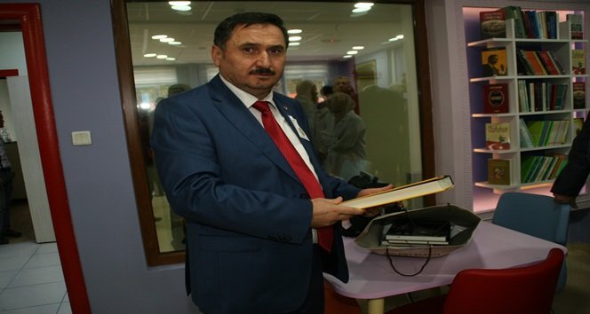 TSO BAŞKANI CİVAK HEDİYE ETTİGİ KİTAPLARLA DESTEK VERDİ (FİKRİ ERDEM/ZONGULDAK-İHA)