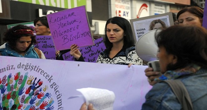 MADENCİ ANITI'NDA TOPLANAN GRUP KADINA ŞİDDETE DİKKAT ÇEKTİ. (MURAT KÜÇÜK - UFUK DURAK/ZONGULDAK-İHA)