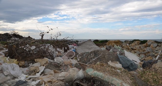 ALAPLI SAHİLİ MOLOZLARDAN TEMİZLENMESİ BEKLENİYOR( ERTUĞRUL YÜKSEL/ZONGULDAK-İHA) (ERTUĞRUL YÜKSEL/ZONGULDAK-İHA)