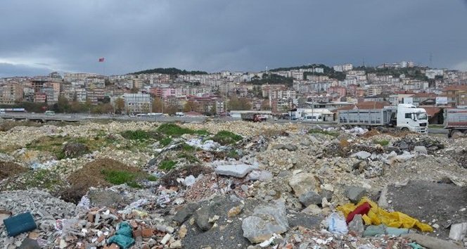 ALAPLI SAHİLİ MOLOZLARIN TEMİZLENMESİ BEKLENİYOR