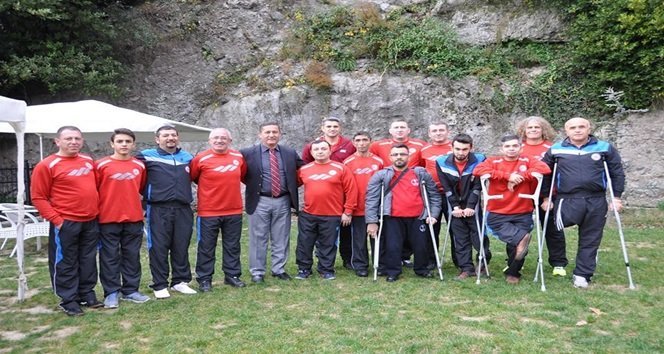 ÇAKIR, OTURARAK VOLEYBOL TAKIMINA BAŞARILAR DİLEDİ