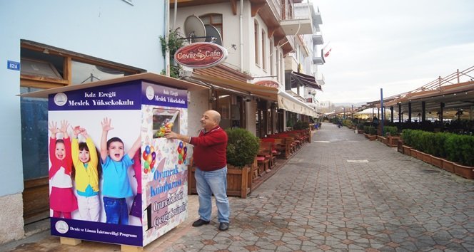 KDZ. EREĞLİ'DE ÜNİVERSİTE ÖĞRENCİLERİ İHTİYAÇ SAHİBİ ÇOCUKLARA VERİLMEK ÜZERE OYUNCAK KUMBARASI OLUŞTURUP, OYUNCAK TOPLAMAYA BAŞLADI. (VEDAT KILIÇ/ZONGULDAK-İHA)