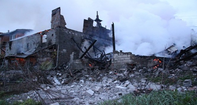 KDZ. EREĞLİ İLÇESİNDE GECE SAATLERİNDE ALEVLERE TESLİM OLAN İKİ EV YANARAK KÜL OLDU. (VEDAT KILIÇ/ZONGULDAK-İHA)