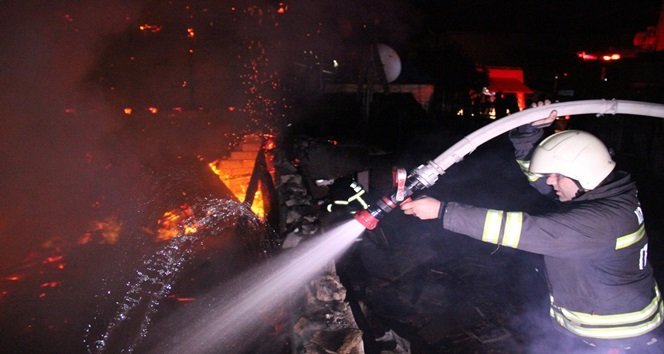 KDZ. EREĞLİ BELEDİYESİ İTFAİYE EKİPLERİ İKİ EVDE BİRDEN DEVAM EDEN YANGINI SÖNDÜRMEKTE GÜÇLÜK ÇEKTİ. (VEDAT KILIÇ/ZONGULDAK-İHA)