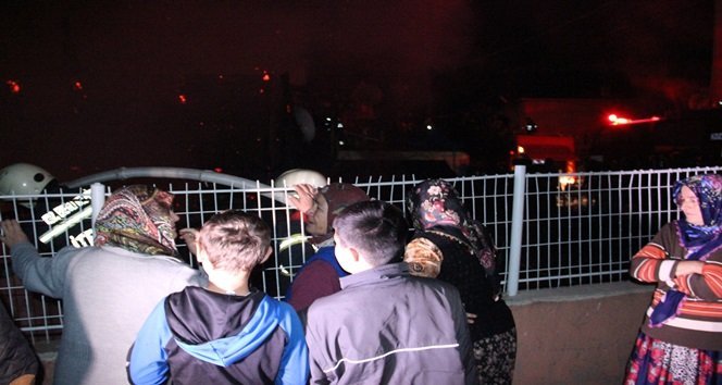 VATANDAŞLAR YANAN EVLERİNİ GÖZ YAŞLARI İÇERİSİNDE İZLEDİ. (VEDAT KILIÇ/ZONGULDAK-İHA)