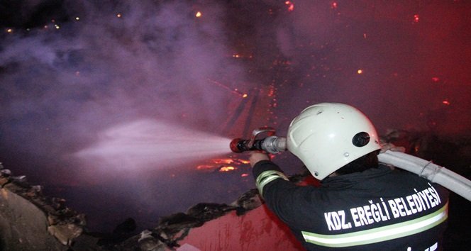 KDZ. EREĞLİ BELEDİYESİ YANGINA 5 İTFAİYE ARACI VE BİR SU TANKERİ İLE MÜDAHALE ETTİ. (VEDAT KILIÇ/ZONGULDAK-İHA)