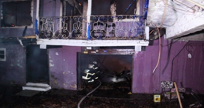 İTFAİYE EKİPLERİ YANGINI 2 SAAT SÜREN ÇALIŞMANIN ARDINDAN KONTROL ALTINA ALABİLDİ. (VEDAT KILIÇ/ZONGULDAK-İHA)