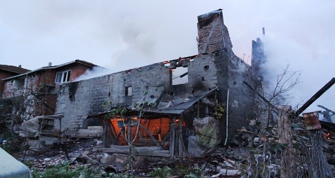 ZONGULDAK’TA İKİ EV YANGINDA KÜL OLDU
