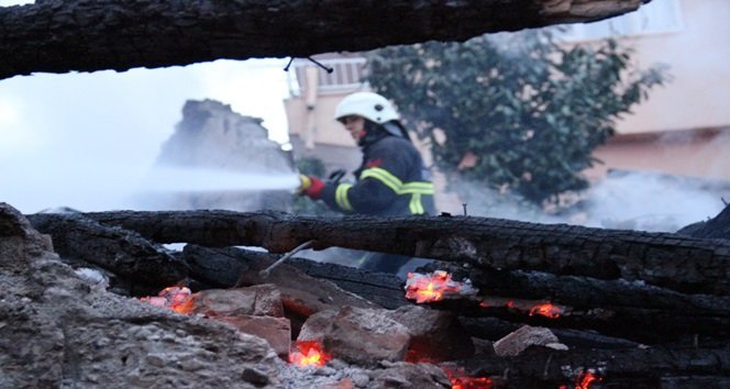 İTFAİYE EKİPLERİ YANGINI KONTROL ALTINA ALABİLMEK İÇİN YAKLAŞIK 2 SAAT ÇALIŞMA YAPTI. (VEDAT KILIÇ/ZONGULDAK-İHA)