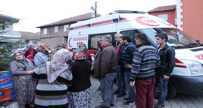 112 SAĞLIK GÖREVLİLERİ YANGIN SÖNDÜRME ÇALIŞMALARI SIRASINDA DUMANDAN ETKİLENEN VATANDAŞLARA MÜDAHALE ETTİ. (VEDAT KILIÇ/ZONGULDAK-İHA)