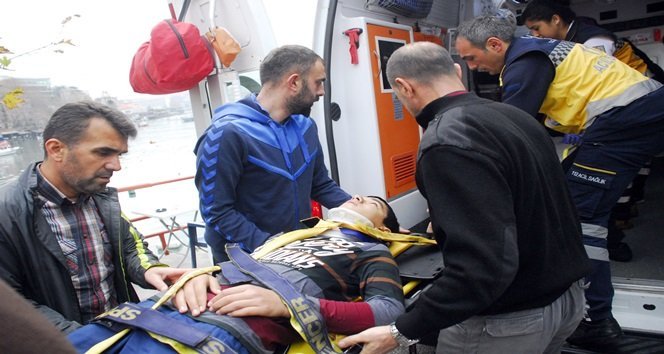 MANZARA İZLERKEN DENİZE DÜŞEN ENGİN B., SAĞLIK EKİPLERİ TARAFINDAN HASTANEYE KALDIRILDI. (MURAT KÜÇÜK - UFUK DURAK/ZONGULDAK-İHA)