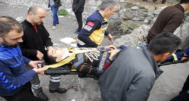 ÇEVREDEKİ VATANDAŞLAR VE SAĞLIK EKİPLERİ DENİZDEN ÇIKARTILAN LİSELİYİ AMBULANSA TAŞIDI. (MURAT KÜÇÜK - UFUK DURAK/ZONGULDAK-İHA)