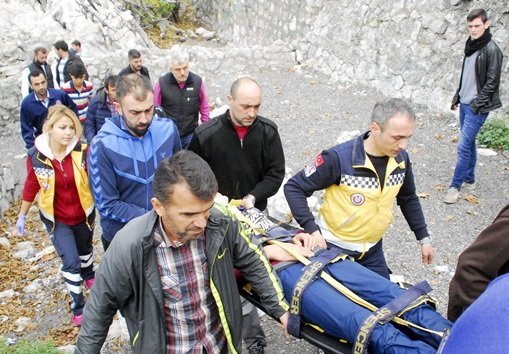 MANZARA İZLERKEN DENİZE DÜŞEN LİSELİ AMBULANSA TAŞINDI. (MURAT KÜÇÜK - UFUK DURAK/ZONGULDAK-İHA)