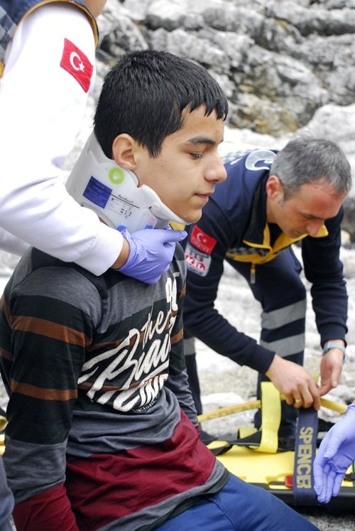 AMBULANSA ALINAN LİSELİYE OLAY YERİNDE İLK MÜDAHALESİ YAPILDI. (MURAT KÜÇÜK - UFUK DURAK/ZONGULDAK-İHA)