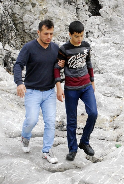 DENİZE DÜŞEN LİSE ÖĞRENCİSİ OLAY YERİNDEKİ MÜDAHALESİNİN ARDINDAN HASTANEYE KALDIRILDI. (MURAT KÜÇÜK - UFUK DURAK/ZONGULDAK-İHA)