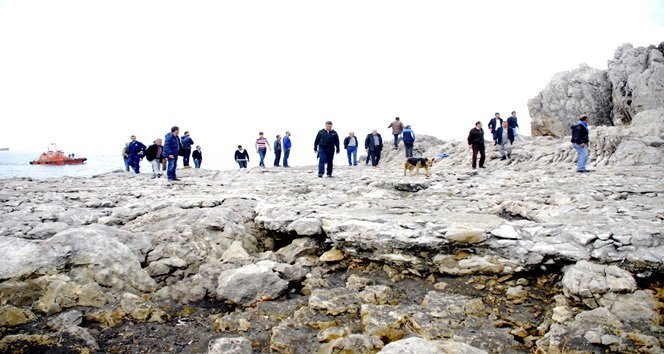 ÇEVREDEKİ VATANDAŞLAR MERAKLI BAKIŞLARLA LİSELİ ENGİN B.'NİN DENİZDEN ÇIKARTILIŞINI İZLEDİ. (MURAT KÜÇÜK - UFUK DURAK/ZONGULDAK-İHA)