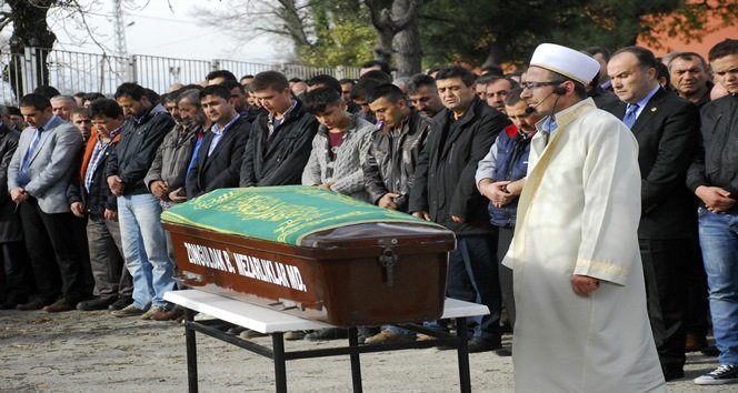 ZONGULDAK’IN KİLİMLİ İLÇESİNE BAĞLI GELİK BELDESİNDEKİ ÖZEL BİR KÖMÜR OCAĞINDA İKİ GÜN ÖNCE MEYDANA GELEN GÖÇÜKTE HAYATINI KAYBEDEN İŞÇİ YUSUF KÖROĞLU, SON YOLCULUĞUNA UĞURLANDI. (MURAT KÜÇÜK - UFUK DURAK/ZONGULDAK-İHA)
