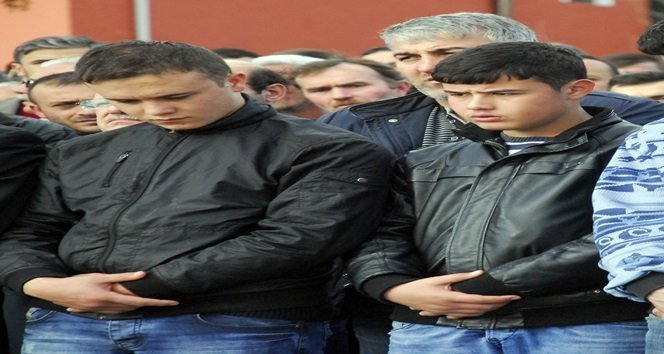 İKİ ÇOCUK BABASI MADEN İŞÇİSİNİN CENAZESİ ŞANLIURFA’DA ASKERLİK GÖREVİNİ YERİNE GETİREN OĞLU KUBİLAY KÖROĞLU VE ÇAĞATAY KÖROĞLU DA KATILDI. (MURAT KÜÇÜK - UFUK DURAK/ZONGULDAK-İHA)