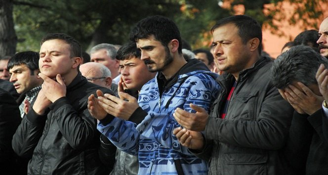 TÖRENE MERHUM İŞÇİNİN YAKINLARI, GENEL MADEN İŞÇİLERİ SENDİKASI (GMİS) GENEL BAŞKANI AHMET DEMİRCİ, SENDİKA YÖNETİCİLERİ, AK PARTİ ZONGULDAK MERKEZ İLÇE BAŞKANI METİN KARADUMAN, SİYASİ PARTİ TEMSİLCİLERİ İLE KÖY SAKİNLERİ KATILDI. (MURAT KÜÇÜK - UFUK DURAK/ZONGULDAK-İHA)