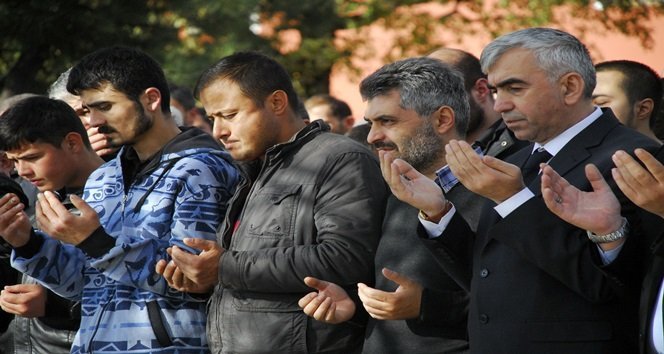 TÖRENE MERHUM İŞÇİNİN YAKINLARI, GENEL MADEN İŞÇİLERİ SENDİKASI (GMİS) GENEL BAŞKANI AHMET DEMİRCİ, SENDİKA YÖNETİCİLERİ, AK PARTİ ZONGULDAK MERKEZ İLÇE BAŞKANI METİN KARADUMAN, SİYASİ PARTİ TEMSİLCİLERİ İLE KÖY SAKİNLERİ KATILDI. (MURAT KÜÇÜK - UFUK DURAK/ZONGULDAK-İHA)