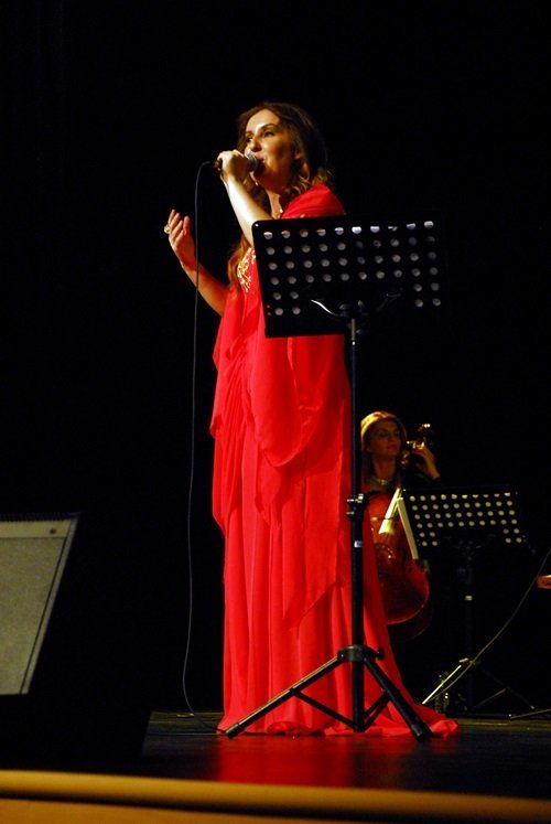 BEÜ'DE AYLİN ŞENGÜN TAŞÇI SAHNE ALDI. (MURAT KÜÇÜK - UFUK DURAK/ZONGULDAK-İHA)