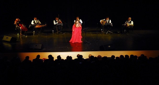 AYLİN ŞENGÜN TAŞÇI BEÜ'DE SAHNE ALDI. (MURAT KÜÇÜK - UFUK DURAK/ZONGULDAK-İHA)