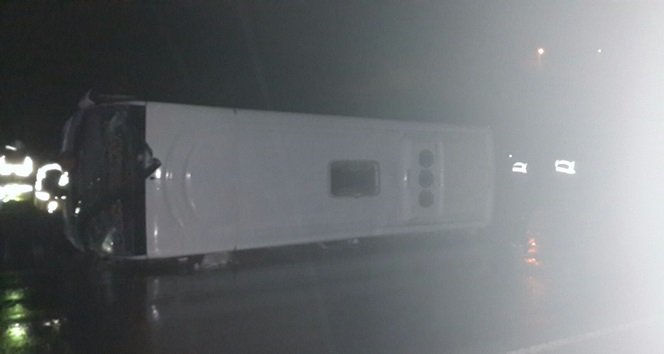 TUR OTOBÜSÜ DEVRİLDİ: 23 YARALI
