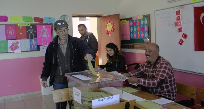 TÜRKALİ’DE VATANDAŞLAR SANDIK BAŞINA GİDEREK OYLARINI KULLANIYOR