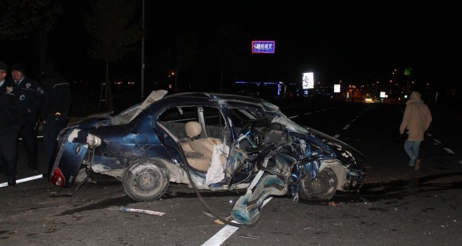 Elektrik direğine çarptı: 1 ölü, 3 yaralı