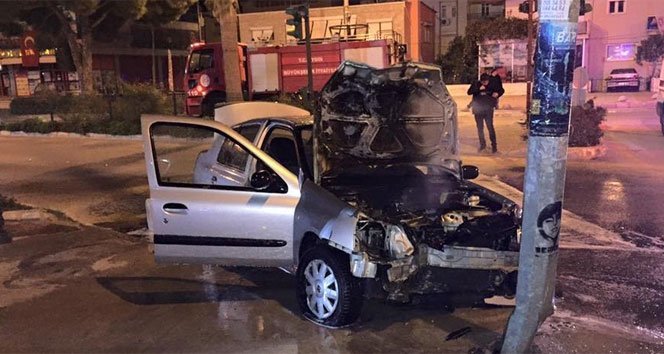 Aydınlatma direğine çarpan araç alev aldı