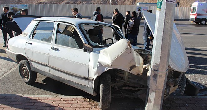 Düğün konvoyundaki araç direğe çarptı: 1 yaralı