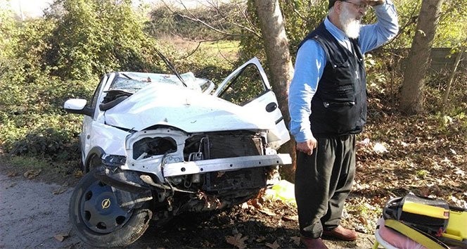 Yoldan çıkan otomobil ağaca çarptı: iki yaralı