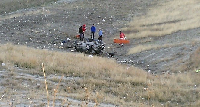 Otomobil şarampole yuvarlandı