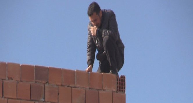 Eşi çocuklarıyla evi terk edince çatıya çıktı