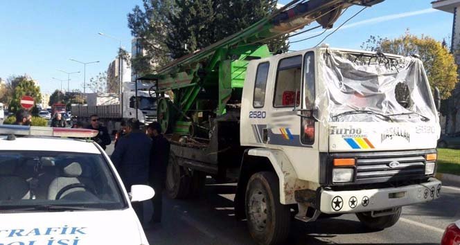 Camı olmayan kamyonun önüne naylon çektiler