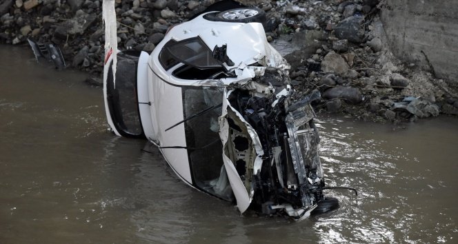 İki köprü arasından çaya uçtu