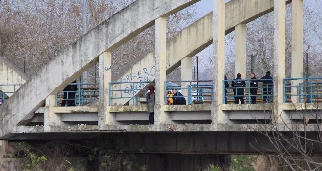 Eşinden boşanan kadın köprüye çıkarak intihar etmek istedi