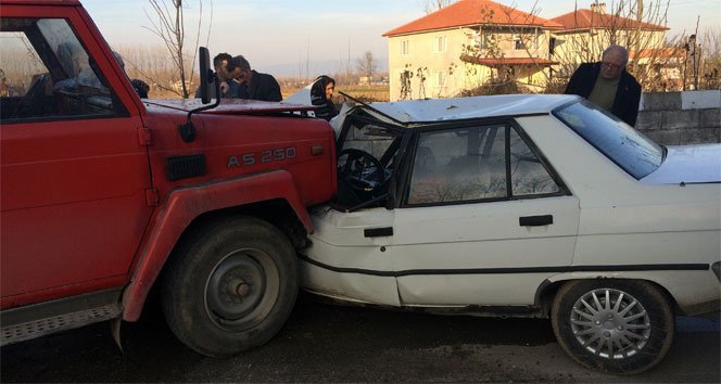 Hatalı sollama kaza getirdi: 4 yaralı