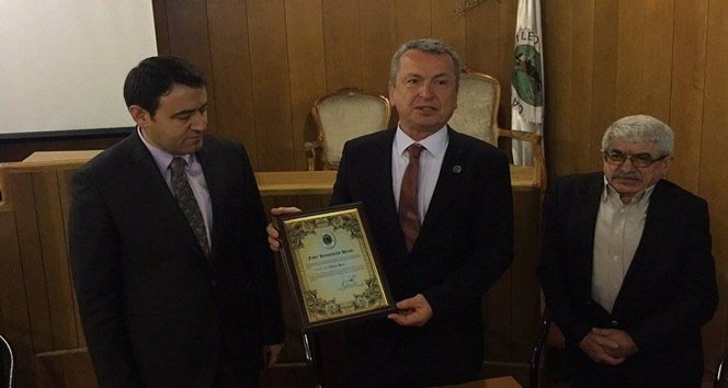 BAŞKAN KANTARCI VALİ IŞIN’A HEMŞEHRİLİK BERATI VERDİ