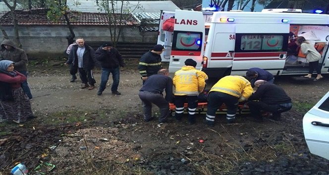 ÇAYCUMA'DA HEMZEMİN GEÇİTTE MEYDANA GELEN KAZADA 2 KİŞİ YARALANDI. (EMRAH YILDIZ/ZONGULDAK-İHA)