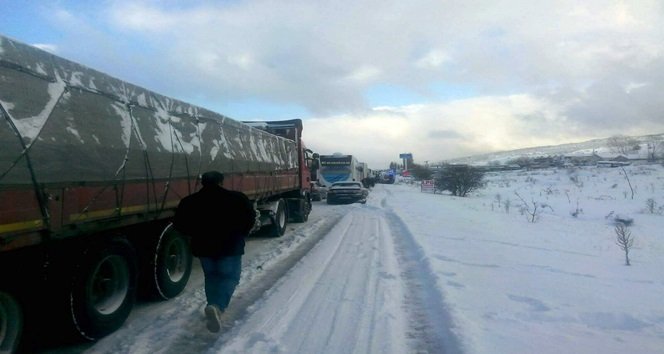KARABÜK’Ü ANKARA VE İSTANBUL’A BAĞLAYAN D100 KARAYOLU KEMİKLİ RAMPALARI MEVKİSİNDE YOĞUN KAR YAĞIŞI NEDENİYLE MEYDANA GELEN BUZLANMA VE KARDAN DOLAYI ULAŞIM GÜÇLÜKLE SAĞLANIYOR. (YASİN ERDEM/KARABÜK-İHA)